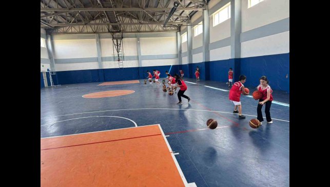 Vanlı minikler basketbol ile yaz tatillerini değerlendiriyor