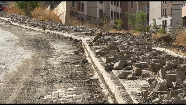 Kaldırımlarda bırakılan moloz yığınları tepkilere neden oldu