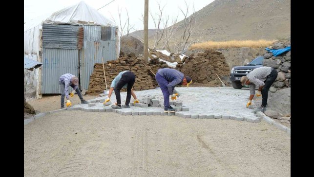 Ağrı'da köy yollarında asfalt ve kilit parke çalışmaları tamamlandı
