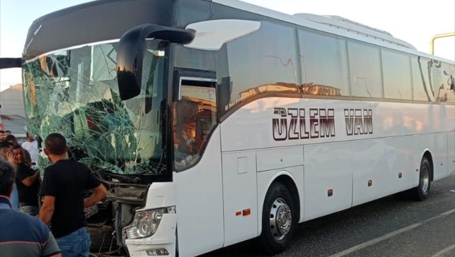 Erzurum'da yolcu otobüsü ile traktörün çarpıştığı kazada 8 kişi yaralandı