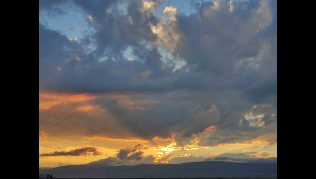 Ardahan'da gün doğumu gökyüzünü kızıla boyadı