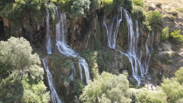Girlevik Şelalesi bunaltıcı sıcaklarda doğal güzelliği ve serin havasıyla ziyaretçilere nefes aldırıyor