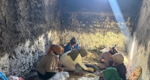 Taşlıçay Kaymakamı Kılıç, köy ziyaretinde tandır ekmeği pişirdi