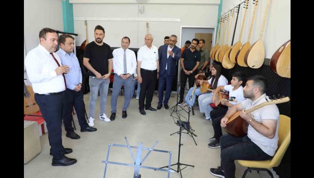 Ağrı Vali Yardımcısı Karataş, Eleşkirt Gençlik Merkezini ziyaret etti