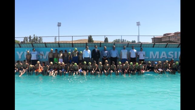 Tutak Kaymakamı Coşkun, yüzme havuzunda incelemelerde bulundu