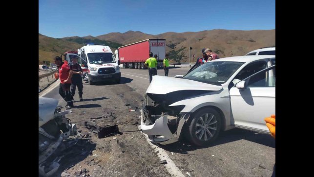 Erzincan'da iki otomobil çarpıştı: 3 kişi ölü, 6 kişi yaralandı