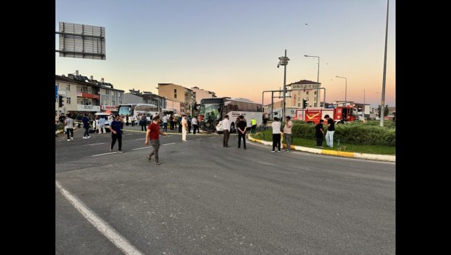 Horasan'da yolcu otobüsü ile traktör çarpıştı: 8 yaralı