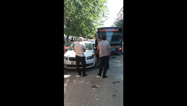 Duyarsız sürücü trafiği kilitledi