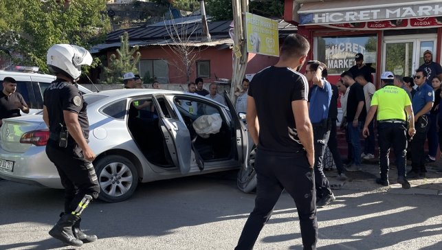 Kars'ta polisin "dur" ihtarına uymayan ehliyetsiz sürücü evinin önünde oturan 88 yaşındaki kişiye çarptı
