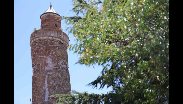 4 bin yıllık Harput'a gelenler, Pisa'dan daha eğri minareyi görünce şaşırıyor