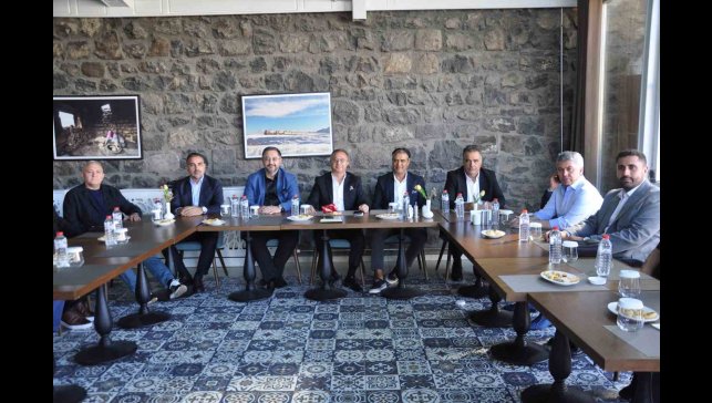 Gazi Kars Eğitim ve Kültür Vakfı yönetimi basınla buluştu