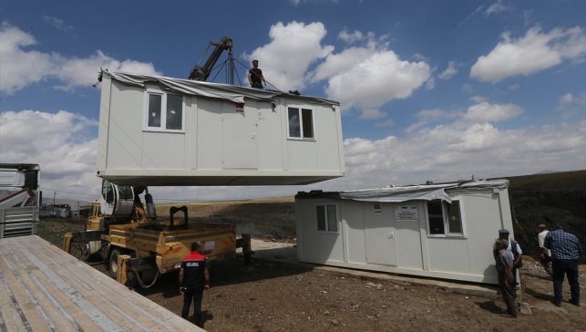 Deprem bölgesinden getirilen konteynerler Kars'ta çobanlar için yaşam alanı oluyor