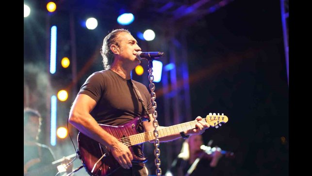 Anadolu rock müziğinin sevilen ismi Kıraç, Erzincan'da konser verdi