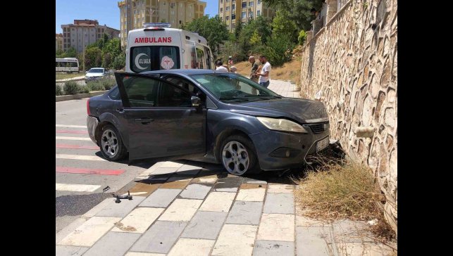 Otomobil duvara çarptı: 1 yaralı