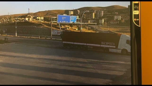 Yüksekova'da sinyalizasyon direğine çarpan tır güvenlik kamerasına yansıdı