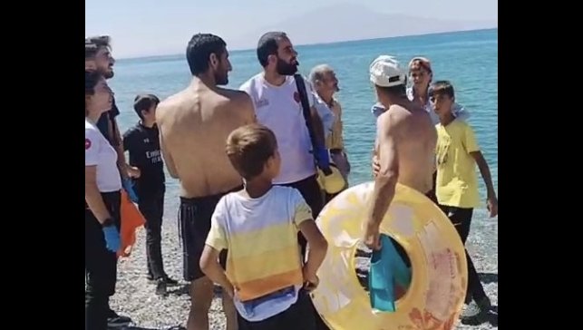 Van Gölü'nde boğulma tehlikesi geçiren baba ve oğul balıkçılar tarafından kurtarıldı