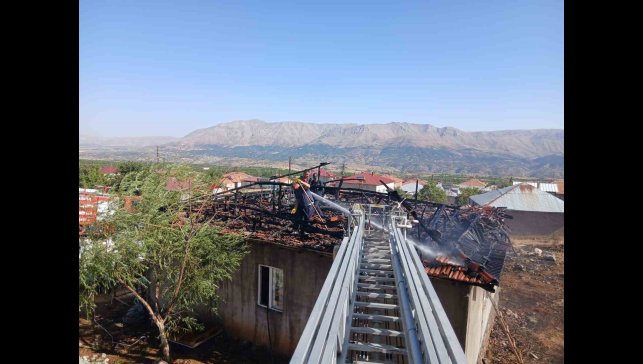 Doğanşehir'de çatı yangını