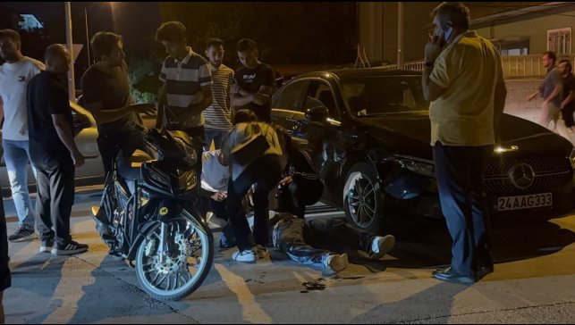 Motosikletle otomobile çarpan genç yaralandı