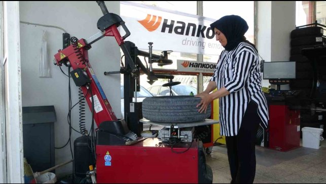 "Kadınlar yapamaz" diyenlere inat 24 yıldır lastik tamiri yapıyor