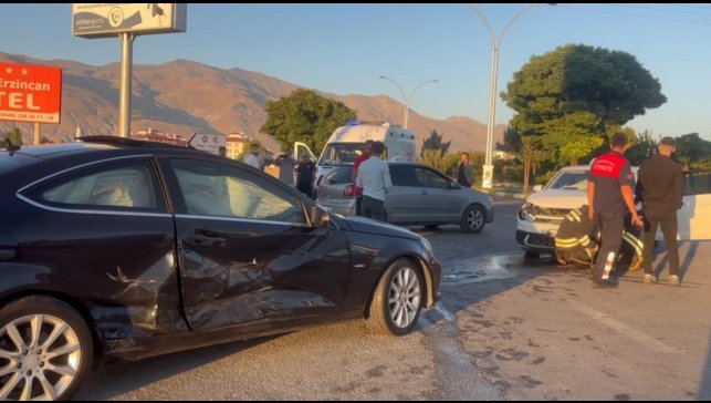 Erzincan'da iki otomobil çarpıştı: 2 yaralı