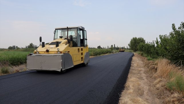 Iğdır'ın köy yolları sıcak asfaltla yenileniyor