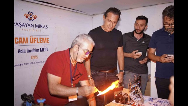 Erzincan'da sahne alan Kıraç, konser öncesi Somut Olmayan Kültürel Miras Taşıyıcılarıyla buluştu