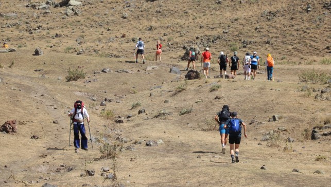 Ultra maratoncular Ağrı Dağı zirvesine koşarak tırmandı