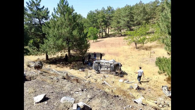 Elazığ'da hafif ticari araç şarampole uçtu: 3 yaralı