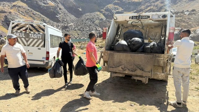 Hakkari'de gönüllüler Sat Buzul Gölleri çevresinde temizlik yaptı