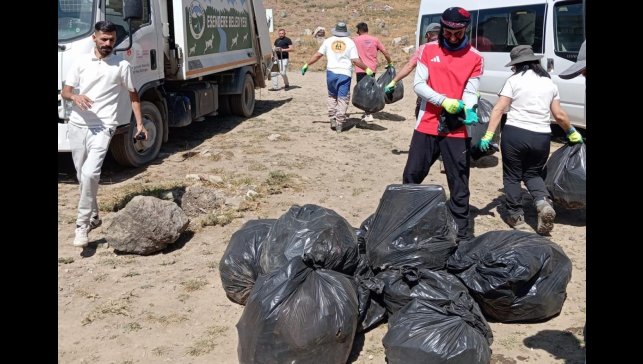 Esendere Belediyesi gönüllerle Sat Gölleri'nde çevre temizliği yaptı