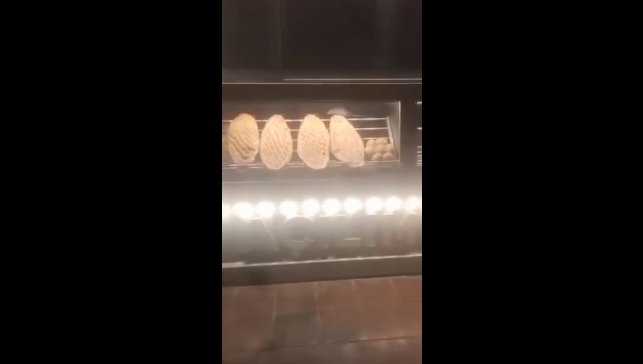 Elazığ'da bir fare ekmeklerin üstünde gezerken görüldü