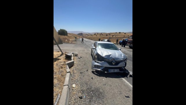 Muş'ta iki otomobilin çarpışması sonucu 8 kişi yaralandı