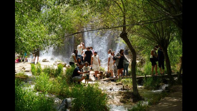 Kavurucu sıcaklarda Girlevik Şelalesinde serinliyorlar