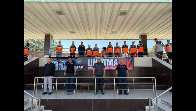 Marmara depreminde hayatını kaybedenler Van'da anıldı