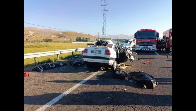 Erzurum'da iki araç kafa kafaya çarpıştı: 4 ölü
