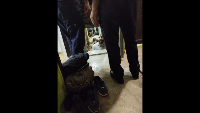 Asansörde kalan aileyi ekipler kurtardı