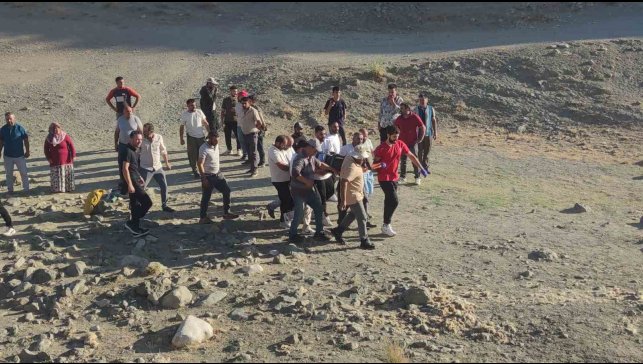 Van'da traktörün römorku devrildi: 8 yaralı