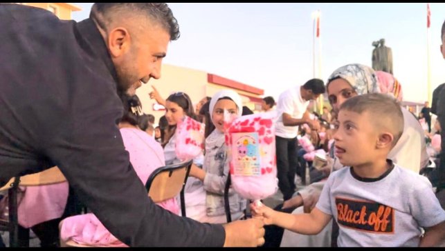 Hayırsever iş insanı Kaya'da 3 bin çocuğa pamuk şekeri ikramı