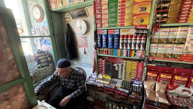 Ardahan'da 57 yıllık bakkala raflarındaki düzeninden dolayı teşekkür belgesi verildi