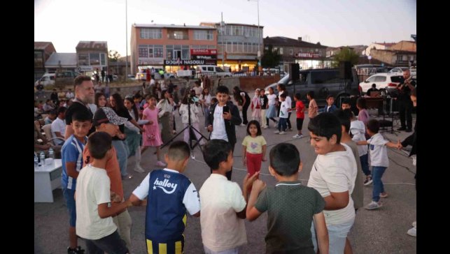 Karayazı'da gezici sinema ve açık hava konseri etkinliği