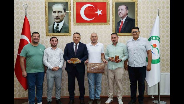 Iğdır Üniversitesi Ağrı Dağı eteklerinde ürettiği balın hasadını yaptı