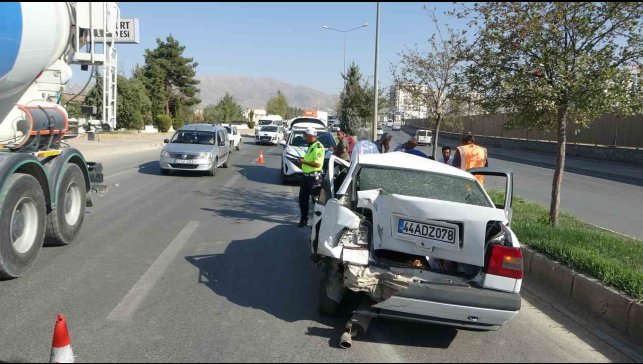 Malatya'da 4 aracın karıştığı kaza trafiği felç etti