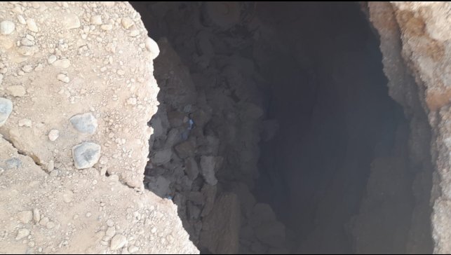 Malatya'da yoldaki çukura düşen iş makinesinin operatörü yaralandı