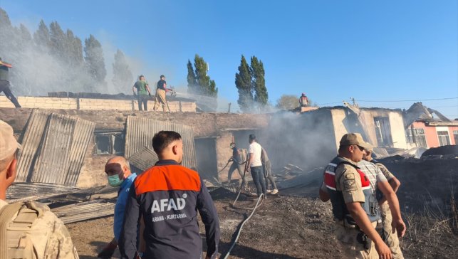 Kars'ta çıkan yangında 4 ev, 2 samanlık ve 1 ahır kullanılamaz hale geldi