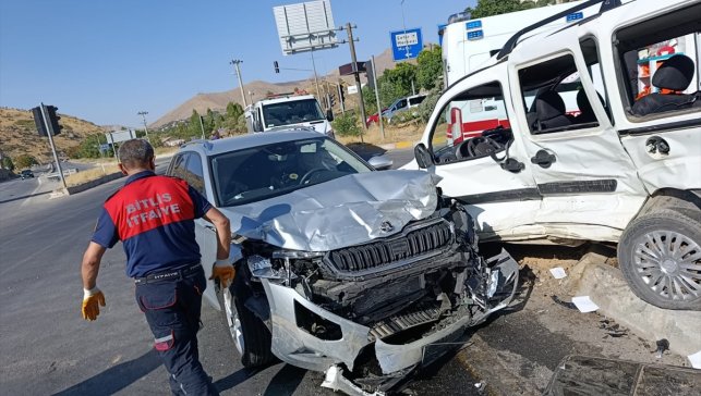 Bitlis'te iki aracın çarpıştığı kazada 7 kişi yaralandı