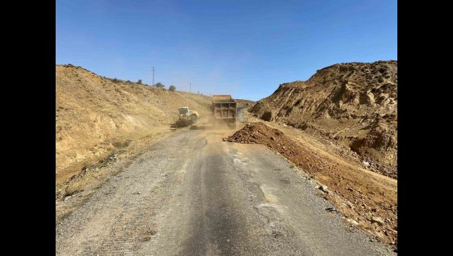 Köy yollarında genişletme çalışmaları sürüyor