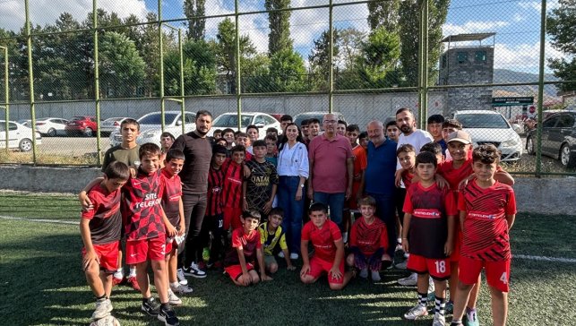 Kağızman Halk Eğitim Merkezi'nden altyapı sporcularına malzeme desteği