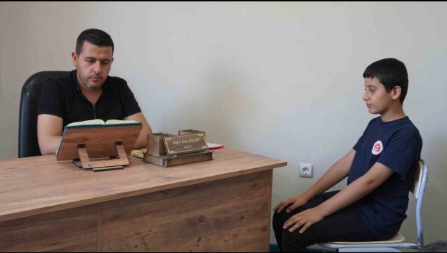 "Abi ben hafız oldum" diyen küçük kardeşe duygusal karşılık