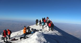 Dağcı kafileleri, mevsim geçişlerinin yaşandığı Ağrı Dağı'nda 3 günlük zorlu tırmanış yapıyor