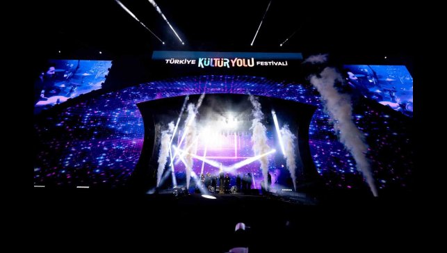 Merve Özbey memleketi Erzurum'da rüzgâr gibi esti